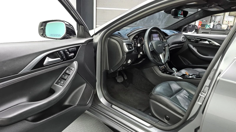 Infiniti Q30 2.0 Essential , снимка 13 - Автомобили и джипове - 52725616