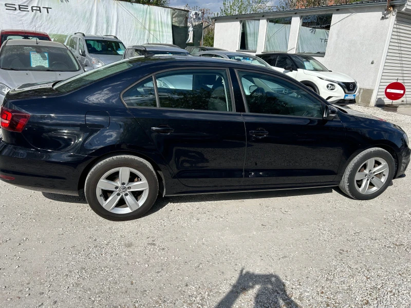 VW Jetta Седан, снимка 3 - Автомобили и джипове - 45115831