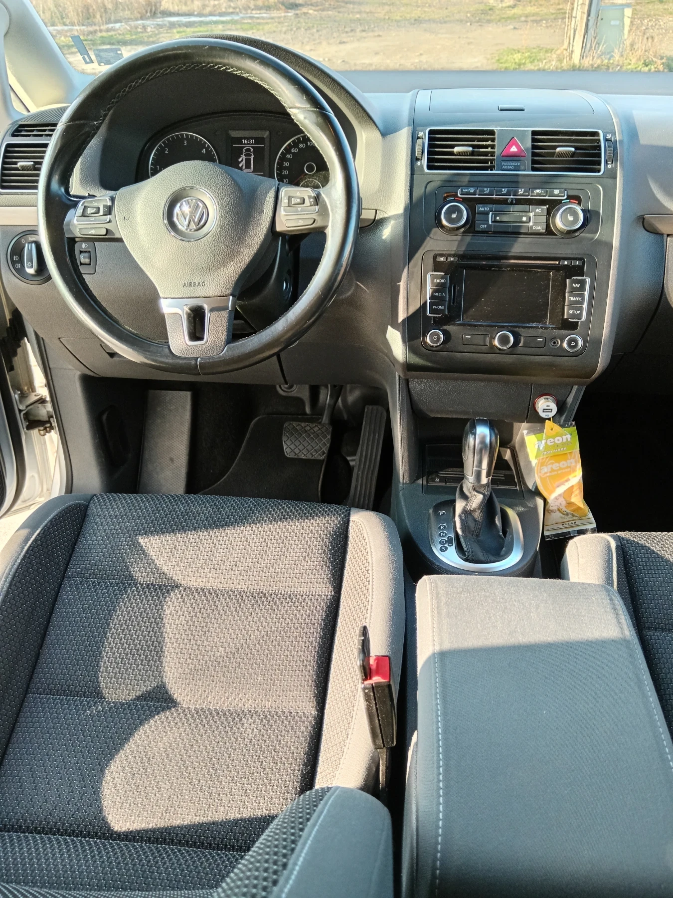 VW Touran 2.0/140, снимка 10 - Автомобили и джипове - 54727782