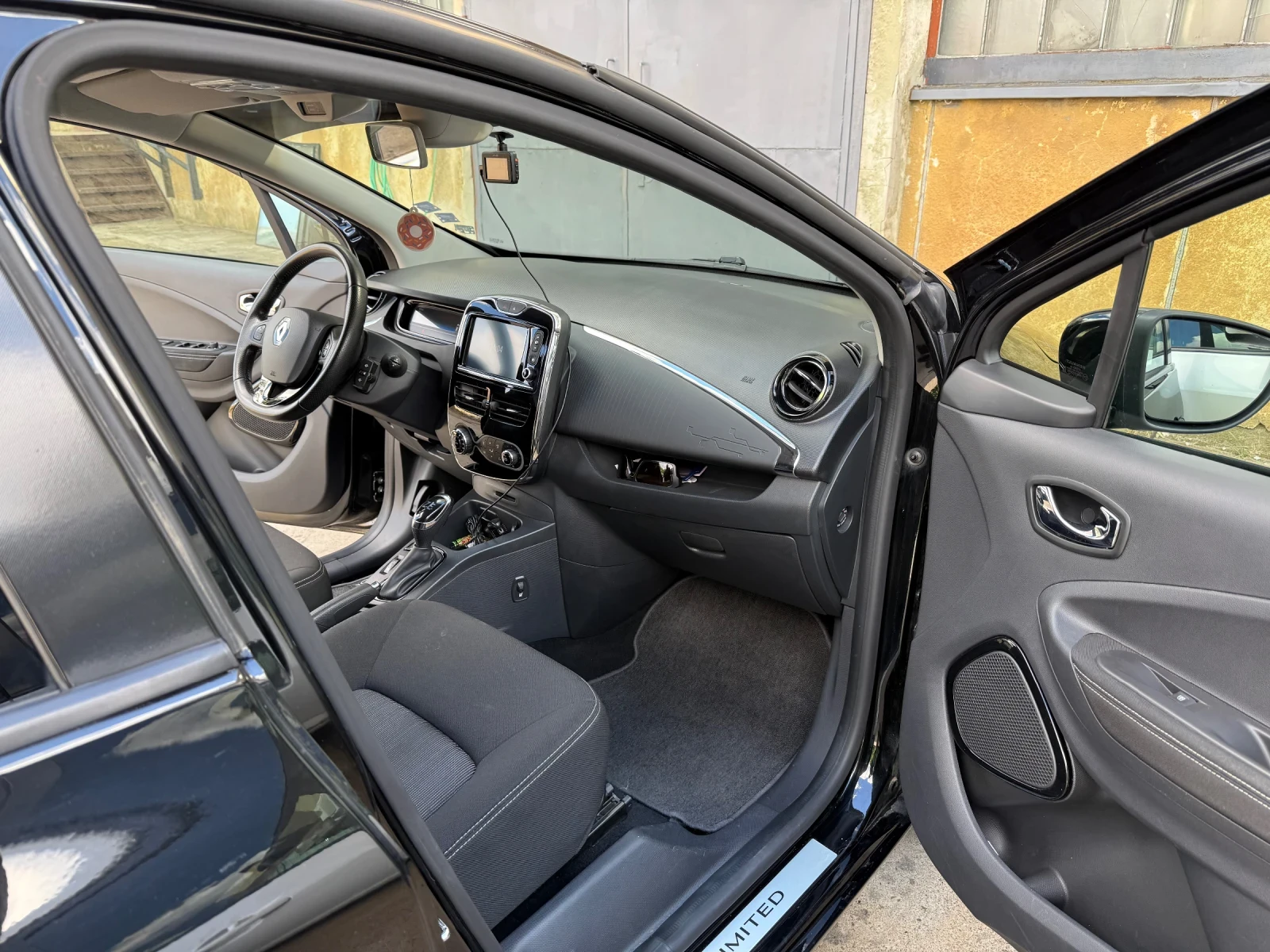 Renault Zoe, снимка 8 - Автомобили и джипове - 56211058