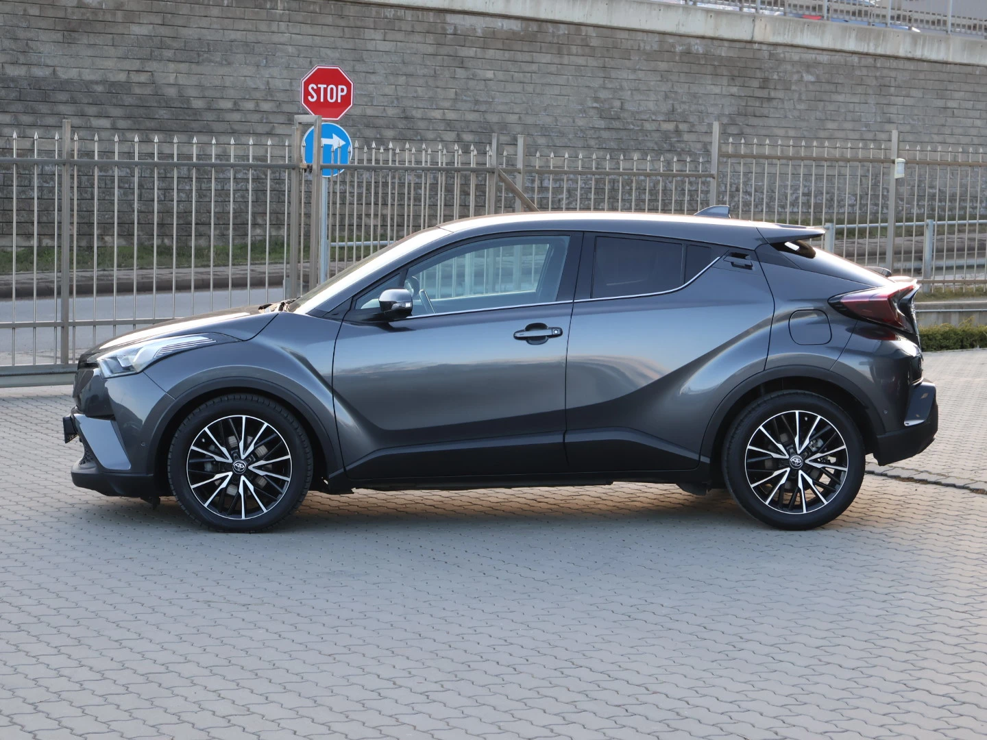 Toyota C-HR LED/BIXENON/ПАРКТРОНИК/ПОДГРЕВ/КАМЕРА/КОЖЕН САЛОН/ - изображение 7