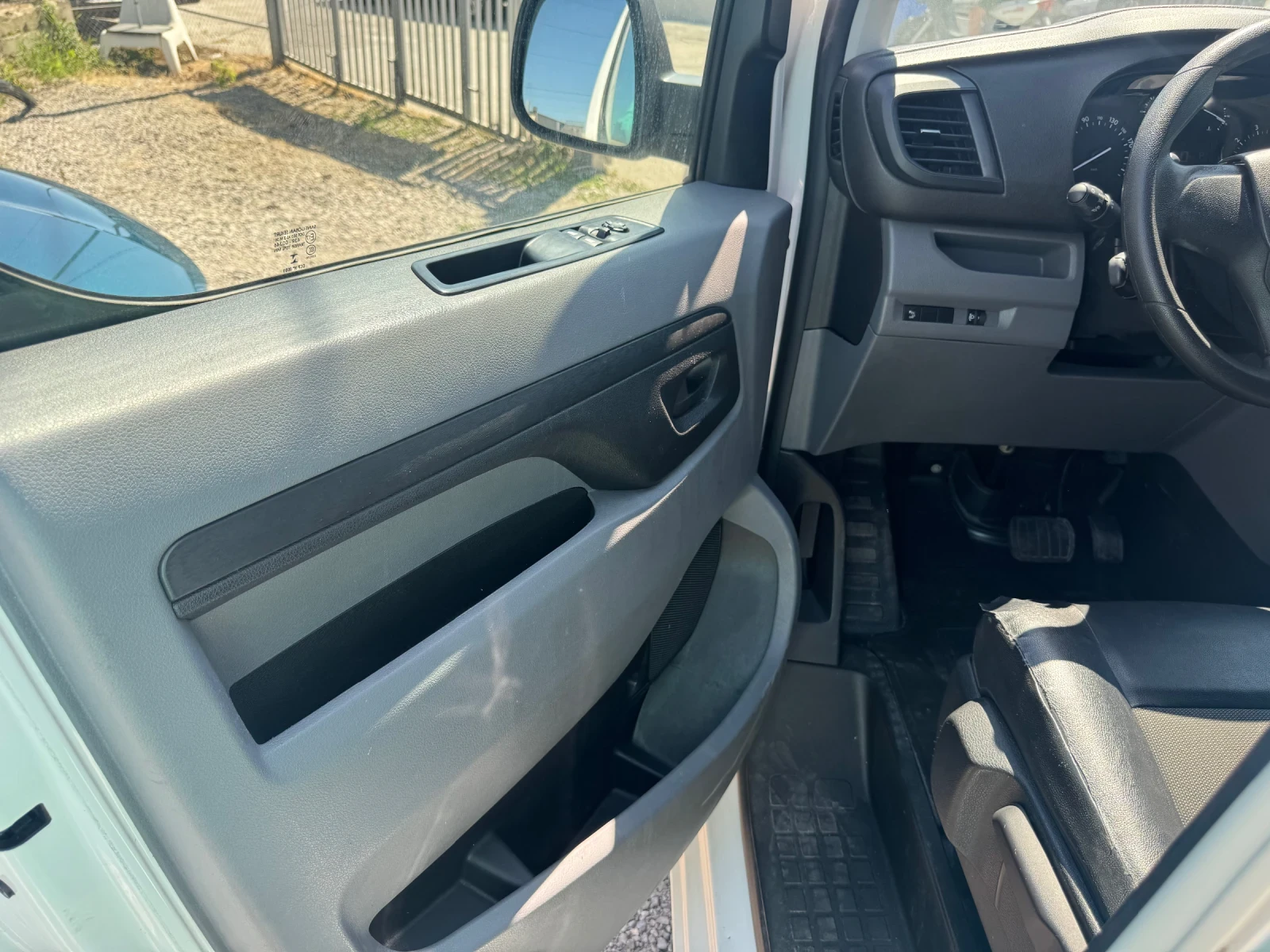 Opel Vivaro AUTOMAT* КОЖА* КАМЕРА* 2.0d 122hp* euro 6, снимка 6 - Бусове и автобуси - 55737133