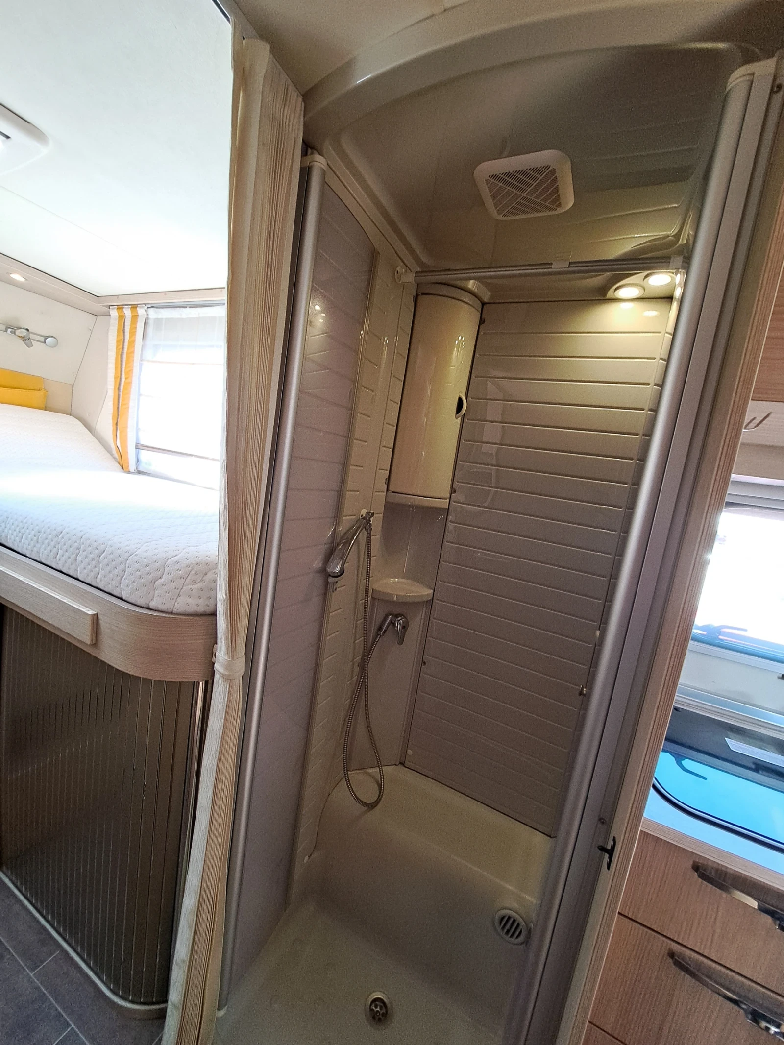 Кемпер Burstner Dukato 2.3 M-jet, 150ks., снимка 15 - Каравани и кемпери - 53025345