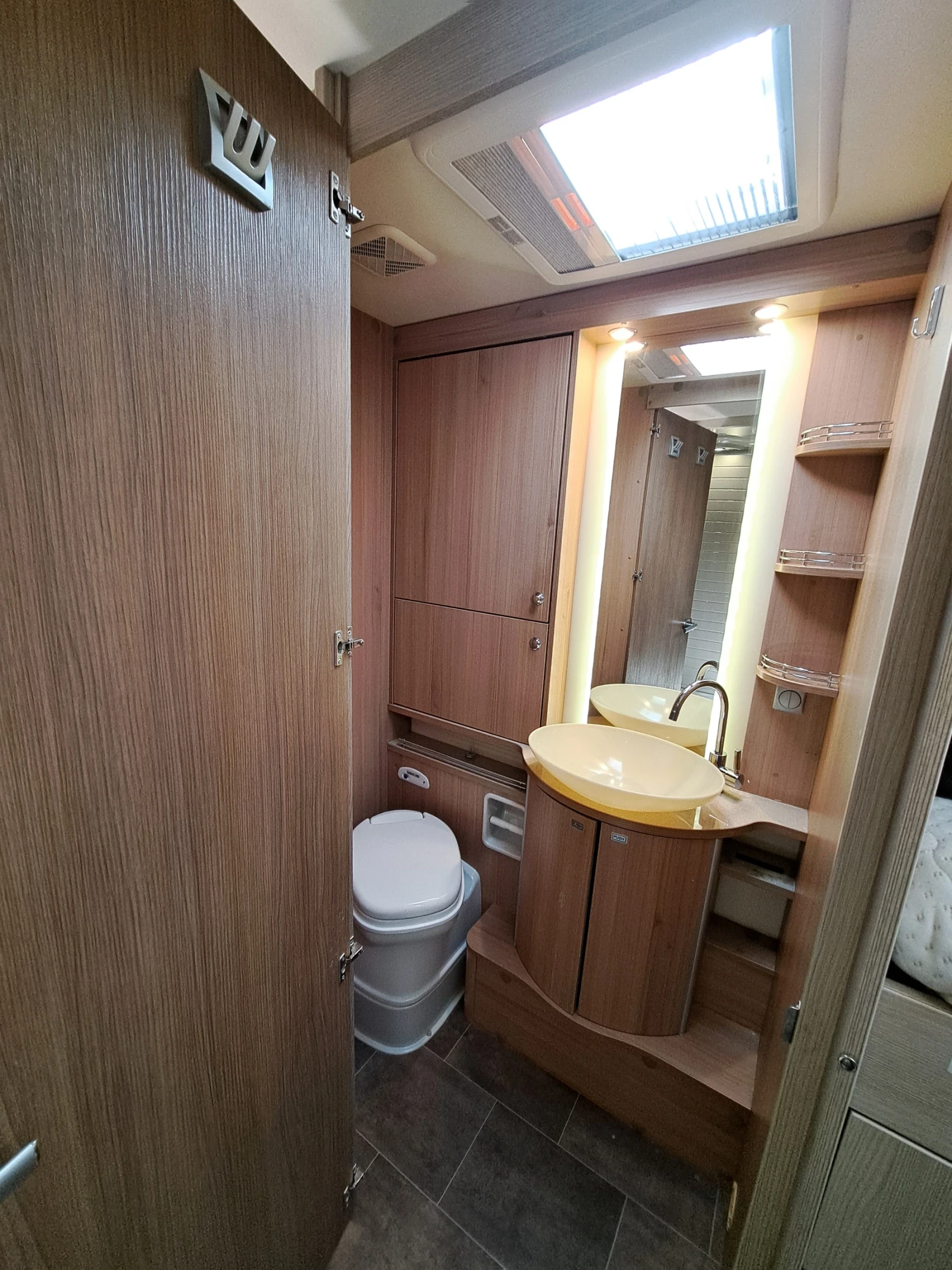 Кемпер Burstner Dukato 2.3 M-jet, 150ks., снимка 16 - Каравани и кемпери - 53025345