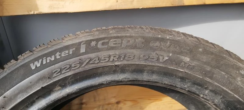 Гуми Зимни 225/45R18, снимка 8 - Гуми и джанти - 31996678