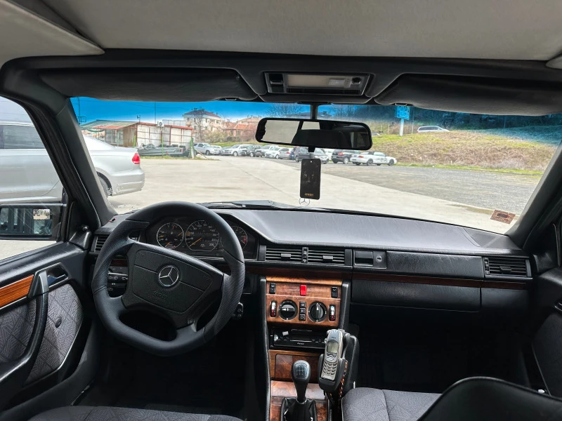 Mercedes-Benz E 200, снимка 9 - Автомобили и джипове - 47900447