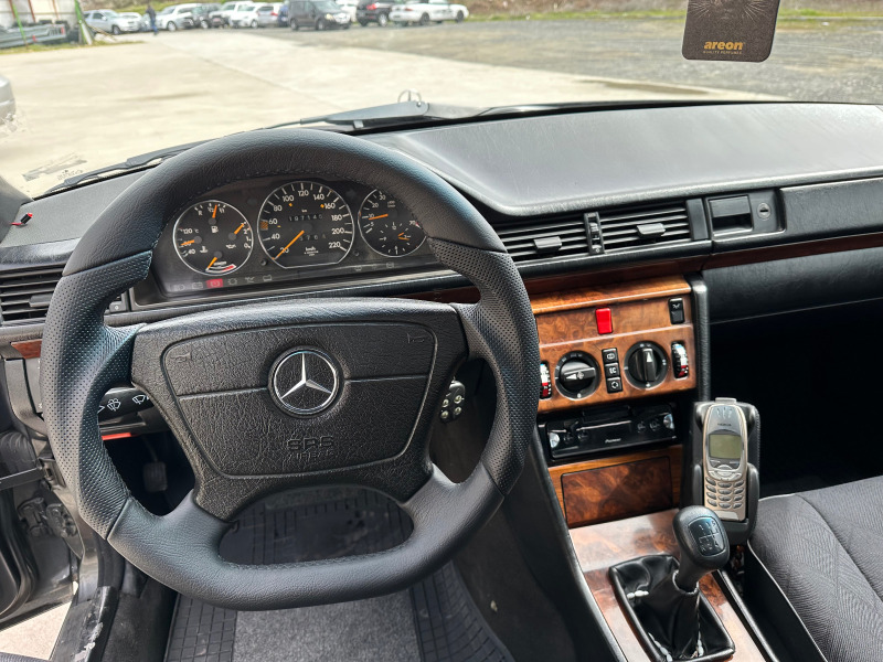 Mercedes-Benz E 200, снимка 12 - Автомобили и джипове - 44969723