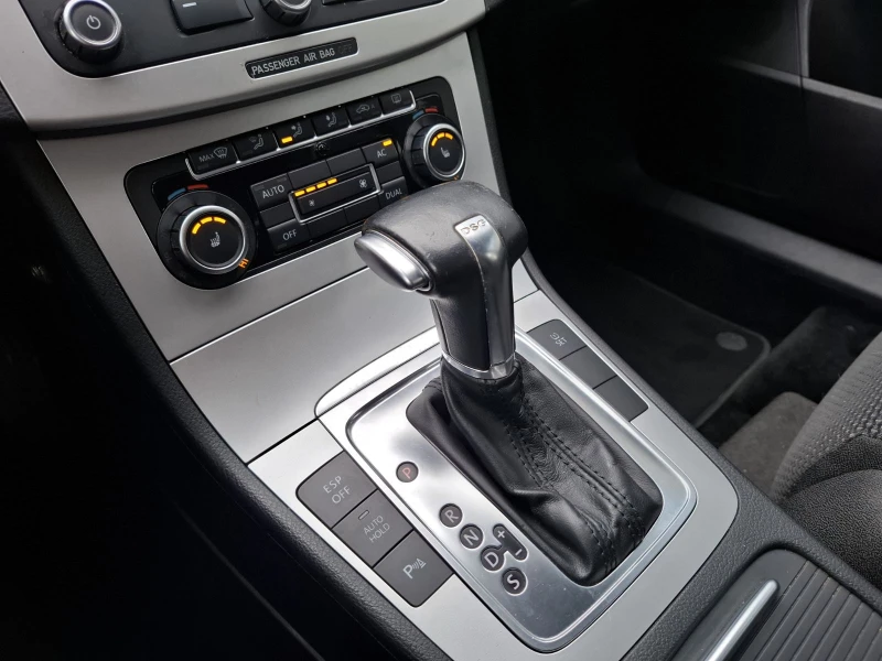 VW Passat 1.8i-АВТОМАТИК, снимка 12 - Автомобили и джипове - 53460499