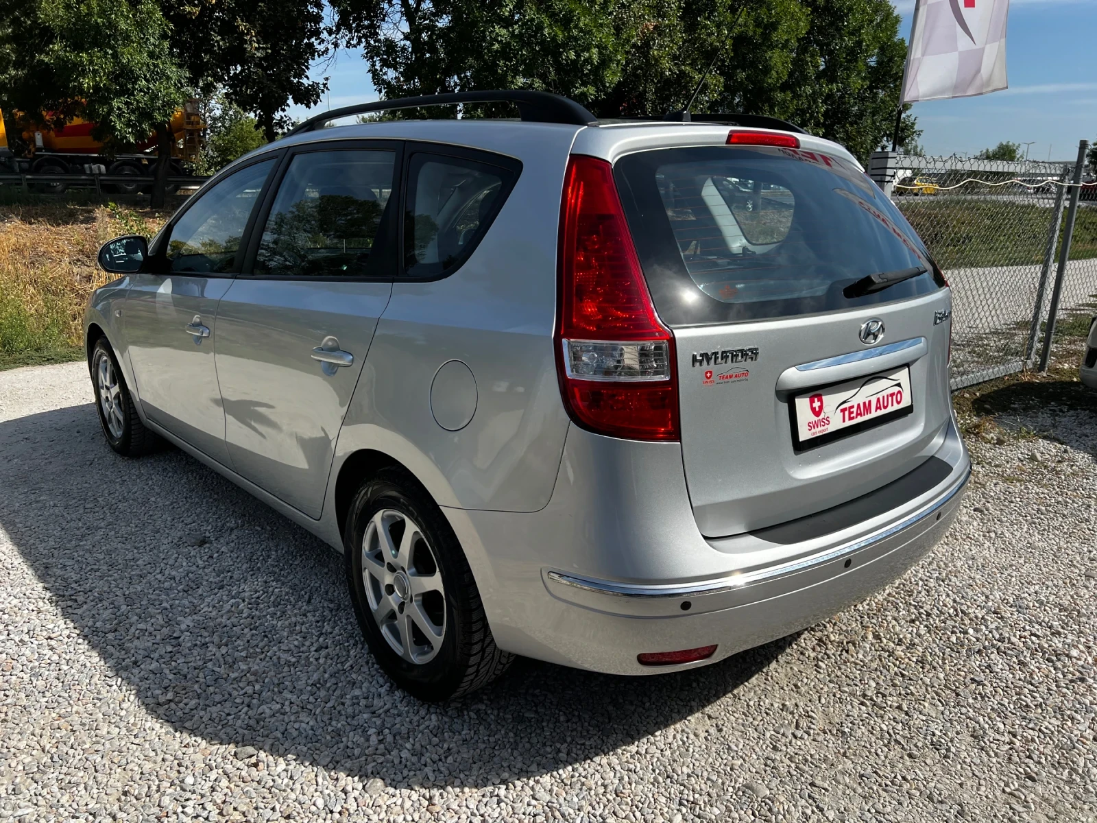 Hyundai I30 1.6I AUTOMATIC SWISS - изображение 6