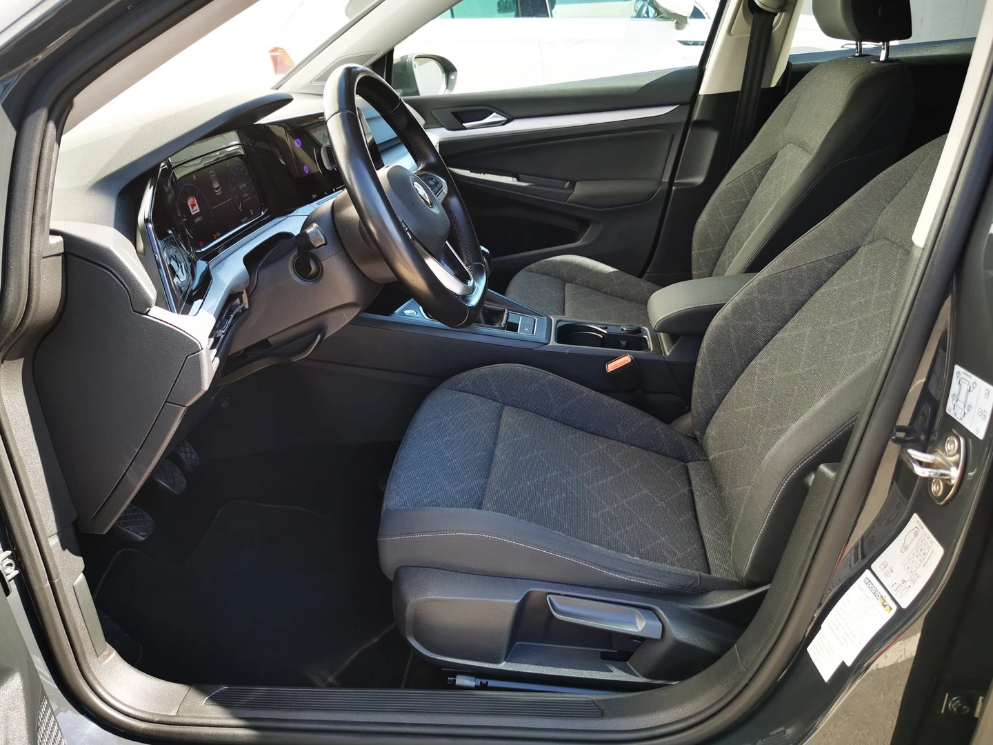 VW Golf 8 Life 2.0 TDI SCR - изображение 5