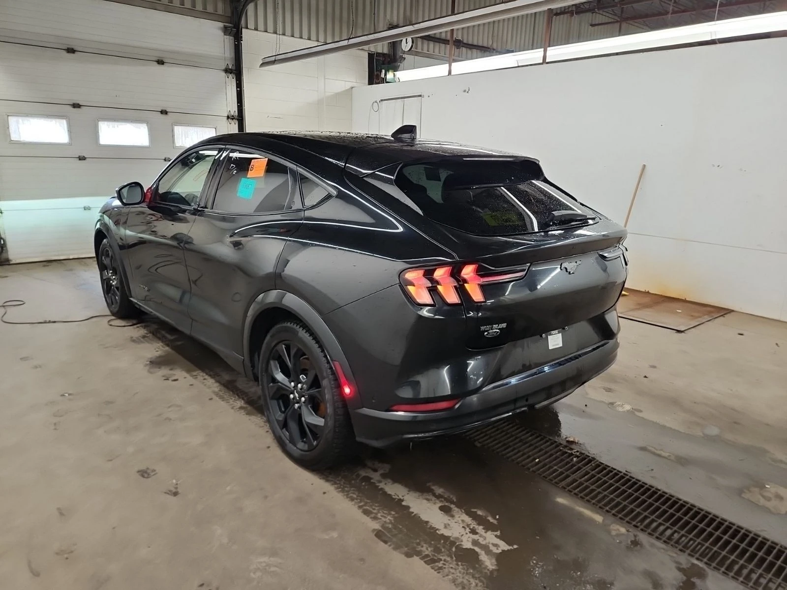 Ford Mustang Mach-E PREMIUM С РЕГИСТРАЦИЯ & АВТО КРЕДИТ , снимка 4 - Автомобили и джипове - 53877610