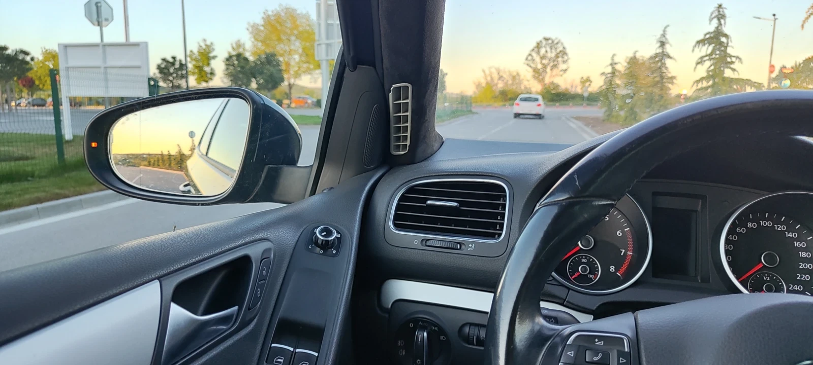 VW Golf 1.4Т, снимка 12 - Автомобили и джипове - 53942440