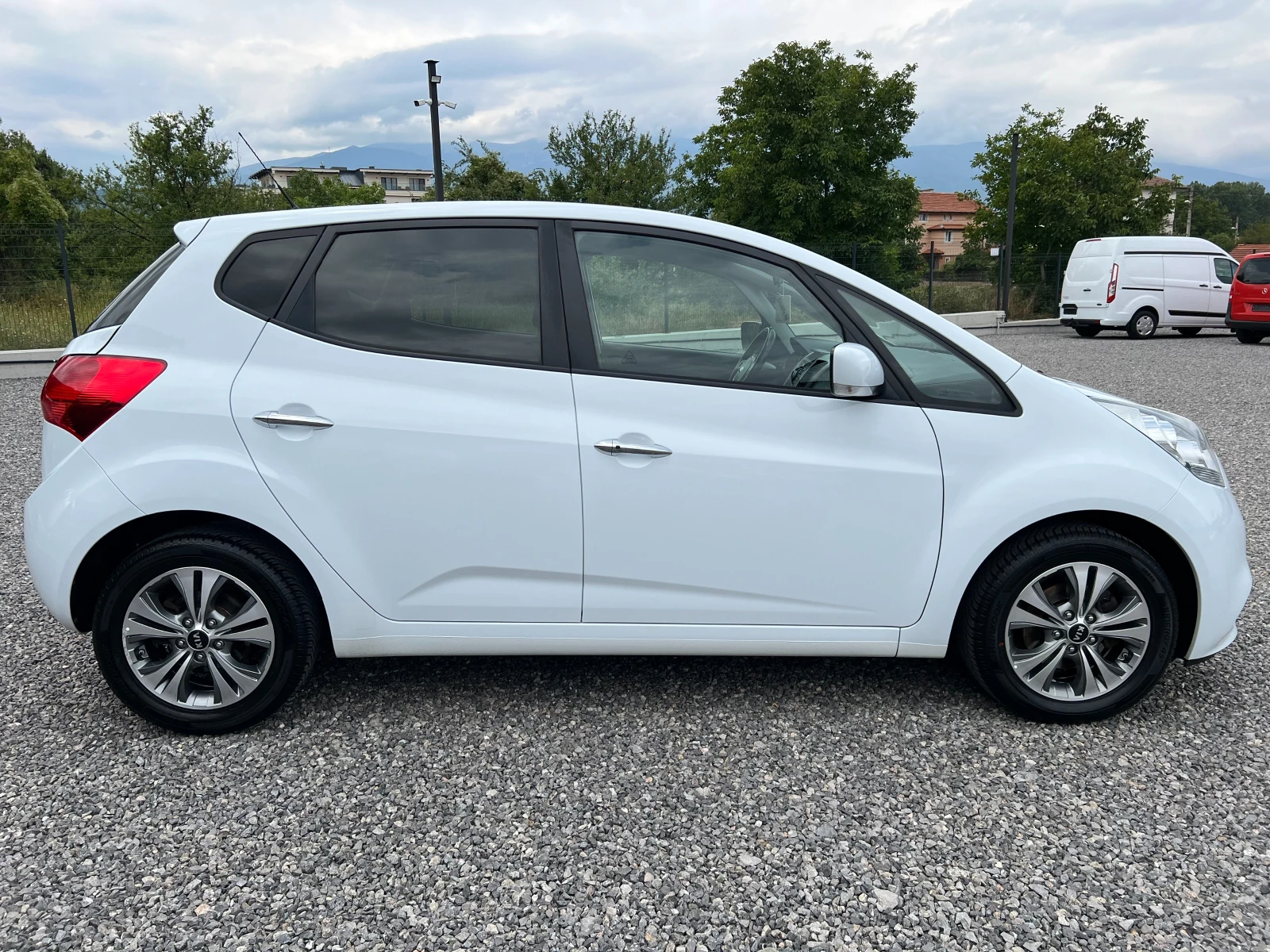 Kia Venga 1.6i 125k.c./АВТОМАТИК/EURO 6/PDC/TОП СЪСТОЯНИЕ/, снимка 6 - Автомобили и джипове - 55404769