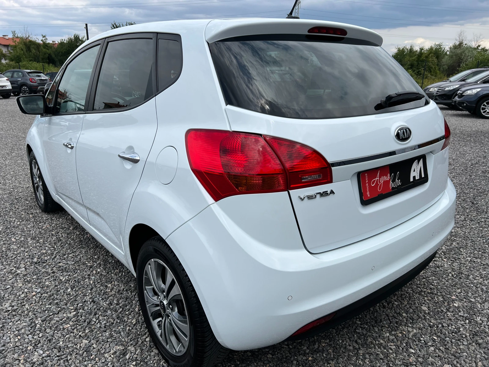 Kia Venga 1.6i 125k.c./АВТОМАТИК/EURO 6/PDC/TОП СЪСТОЯНИЕ/, снимка 3 - Автомобили и джипове - 55404769
