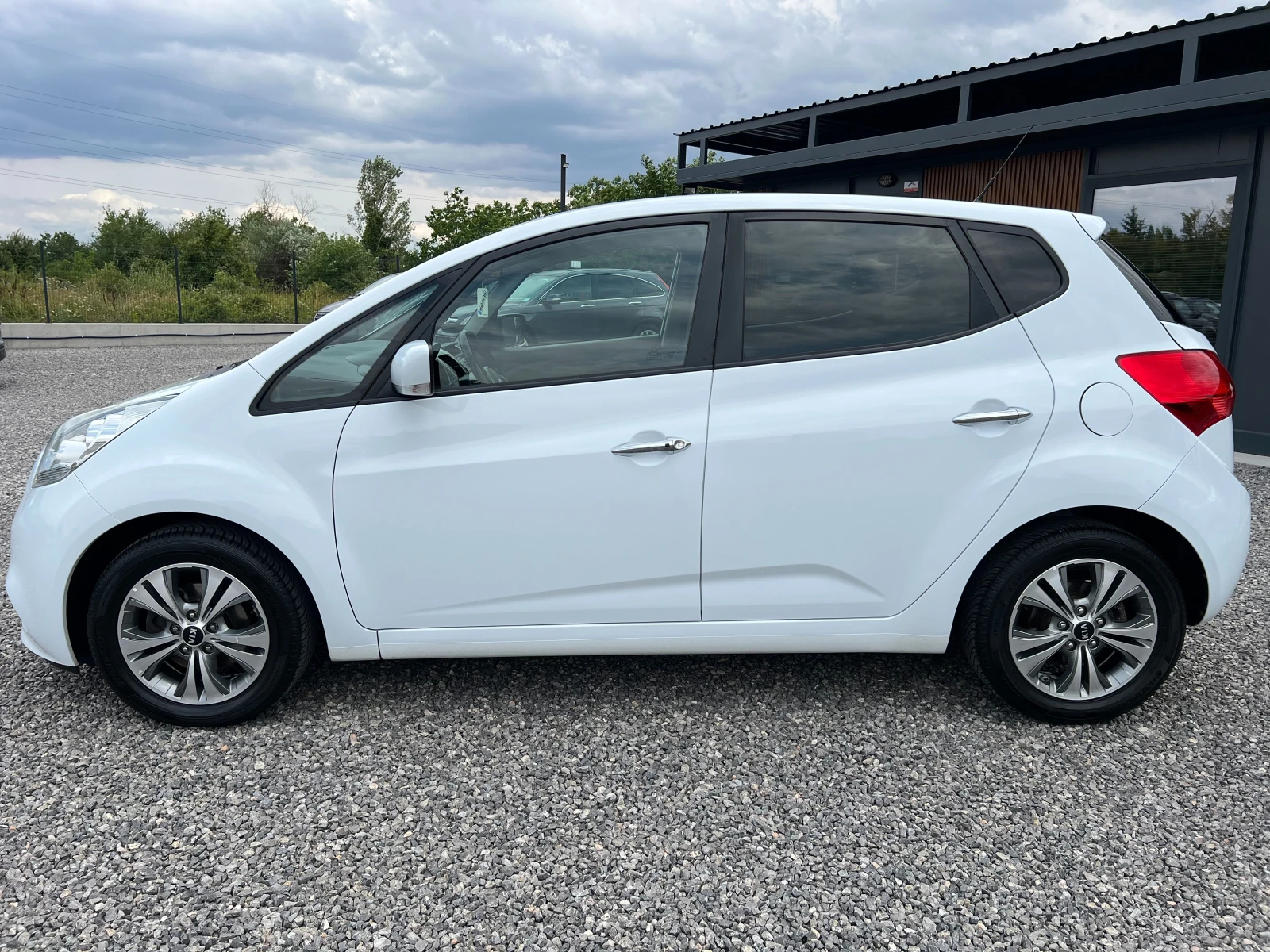 Kia Venga 1.6i 125k.c./АВТОМАТИК/EURO 6/PDC/TОП СЪСТОЯНИЕ/, снимка 2 - Автомобили и джипове - 55404769