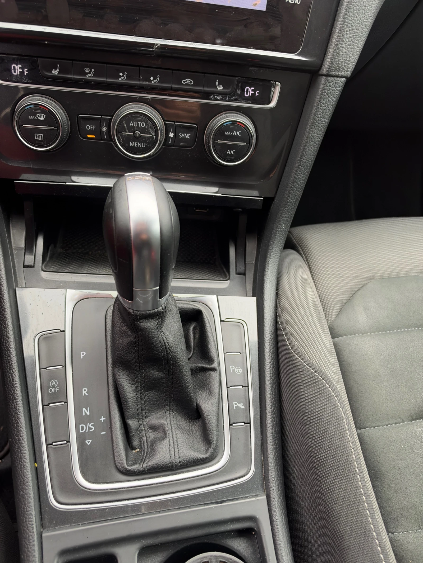 VW Golf 1.6TDI DSG, снимка 11 - Автомобили и джипове - 56642170