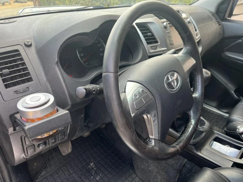 Toyota Hilux 3.0, снимка 8 - Автомобили и джипове - 47041557