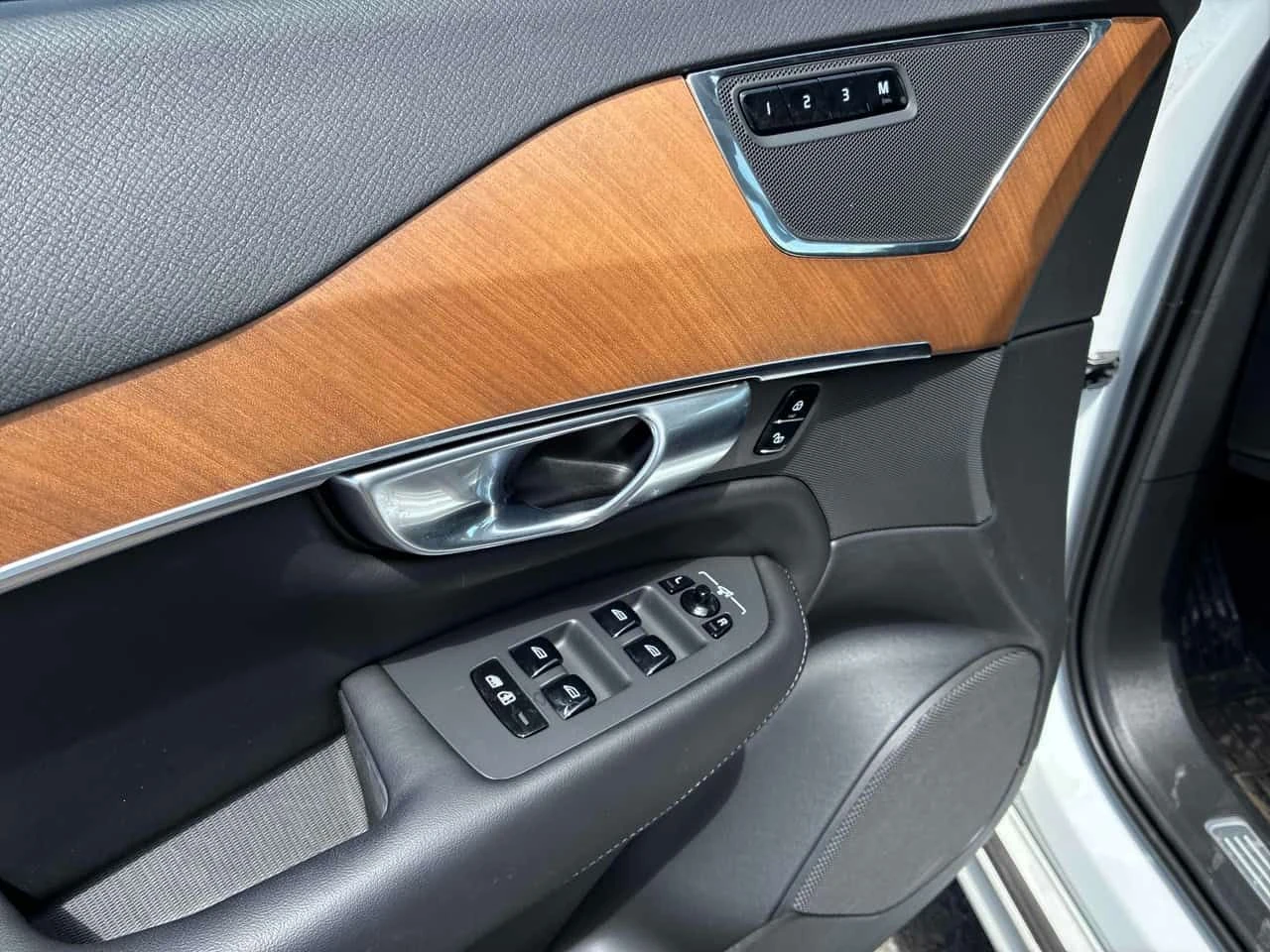 Volvo Xc90 * Plus Bright Theme * ГЛАВНО ПРЕДСТАВИТЕЛСТВО* , снимка 10 - Автомобили и джипове - 54835063