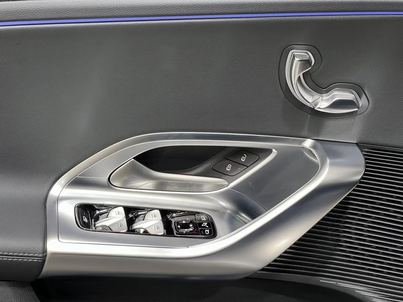 Mercedes-Benz GLC 400 EQ 4M SKY-CONTROL 360-CAM DISTRONIC SUPERSCREEN, снимка 13 - Автомобили и джипове - 55061102