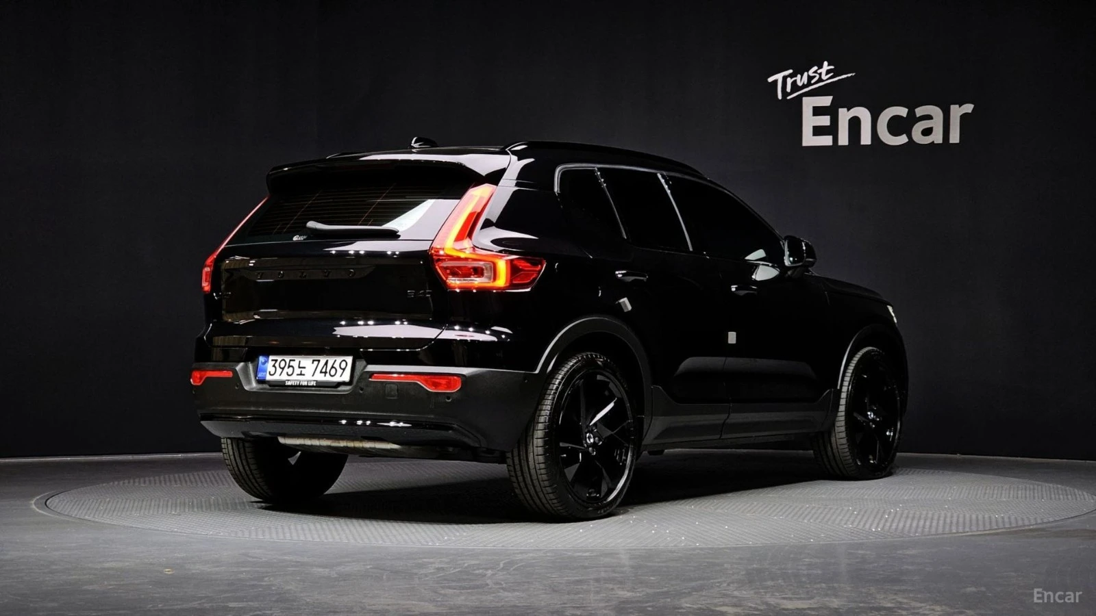 Volvo XC40 B4 Black Edition* КОЖА* НАВИ* ПАНО* 360, снимка 2 - Автомобили и джипове - 55466439