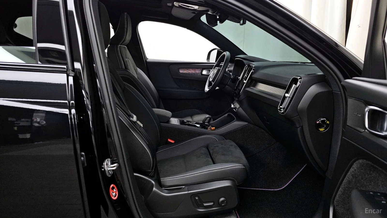 Volvo XC40 B4 Black Edition* КОЖА* НАВИ* ПАНО* 360, снимка 9 - Автомобили и джипове - 55466439
