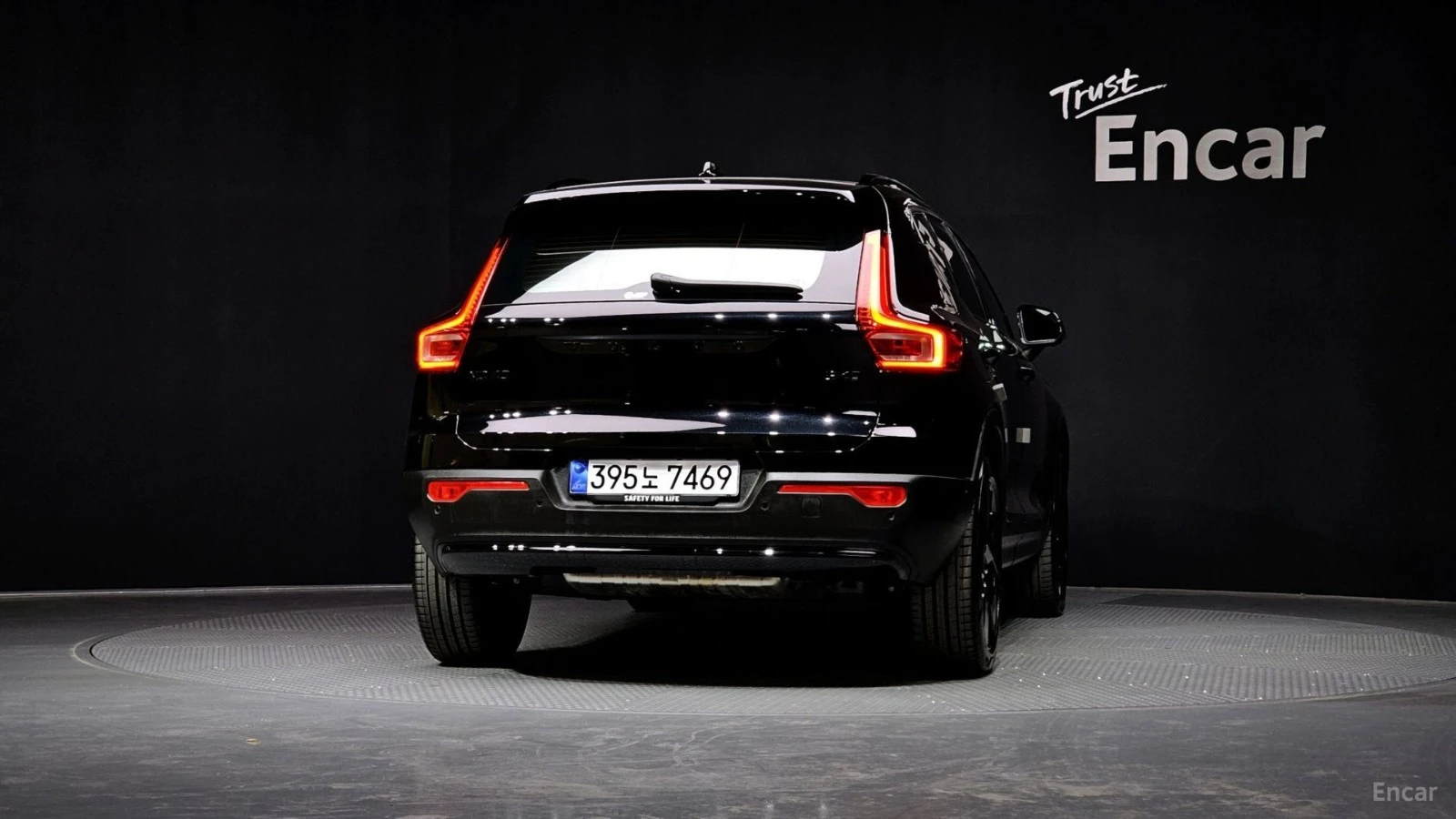 Volvo XC40 B4 Black Edition* КОЖА* НАВИ* ПАНО* 360, снимка 4 - Автомобили и джипове - 55466439