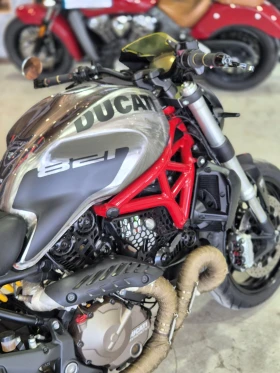 Ducati Monster 821 ABS TC Нов внос от Швейцария!!!, снимка 11