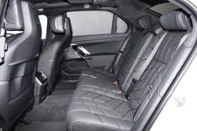 BMW i7 M70/ xDrive/ THEATRE SCREEN/ CARBON/ B&W/ PANO/ , снимка 16 - Автомобили и джипове - 45339006