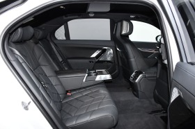 BMW i7 M70/ xDrive/ THEATRE SCREEN/ CARBON/ B&W/ PANO/ , снимка 14 - Автомобили и джипове - 45339006