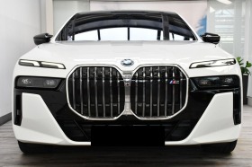 BMW i7 M70/ xDrive/ THEATRE SCREEN/ CARBON/ B&W/ PANO/ , снимка 2 - Автомобили и джипове - 45339006