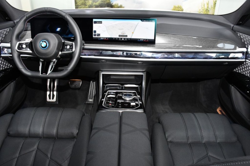 BMW i7 M70/ xDrive/ THEATRE SCREEN/ CARBON/ B&W/ PANO/ , снимка 12 - Автомобили и джипове - 45339006