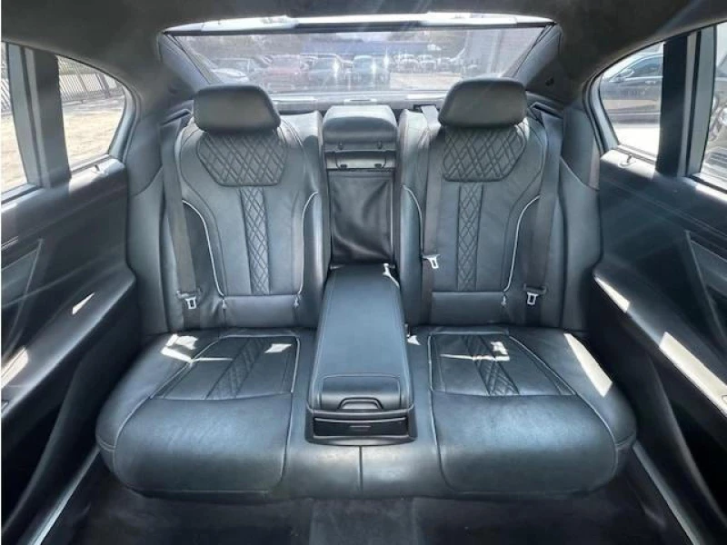 BMW 750 MPACK* LASER* МАСАЖ* ОБДУХ* BOWERS&WILKINS* PANO* , снимка 12 - Автомобили и джипове - 48678105