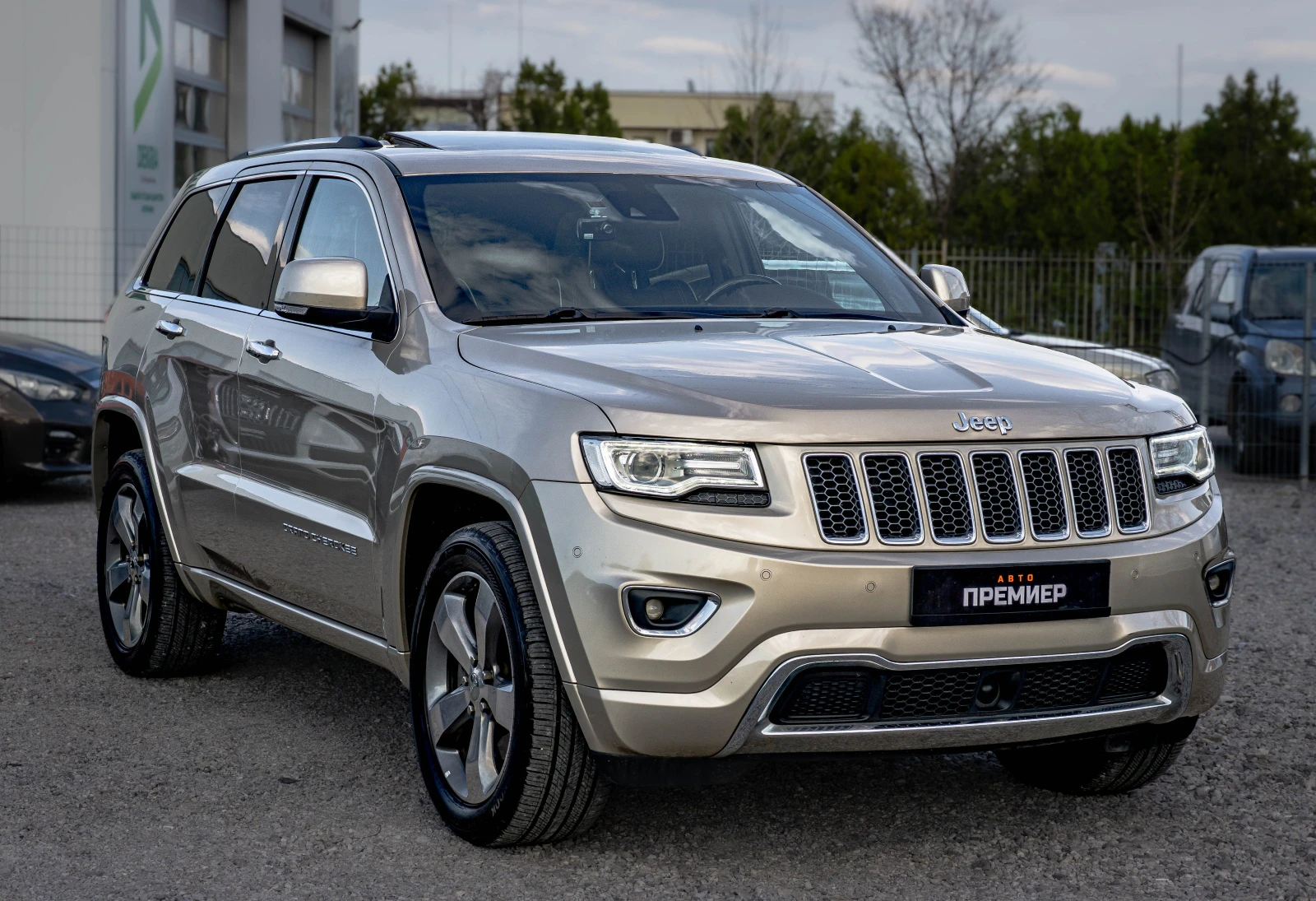 Jeep Grand cherokee OVERLAND-6 МЕСЕЦА ГАРАНЦИЯ-РЕАЛНИ КИЛОМЕТРИ-ТОП, снимка 3 - Автомобили и джипове - 54137815