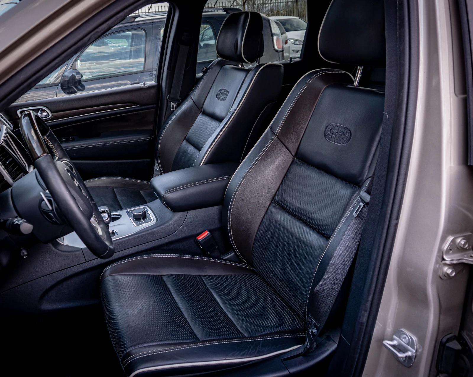 Jeep Grand cherokee OVERLAND-6 МЕСЕЦА ГАРАНЦИЯ-РЕАЛНИ КИЛОМЕТРИ-ТОП, снимка 11 - Автомобили и джипове - 54137815