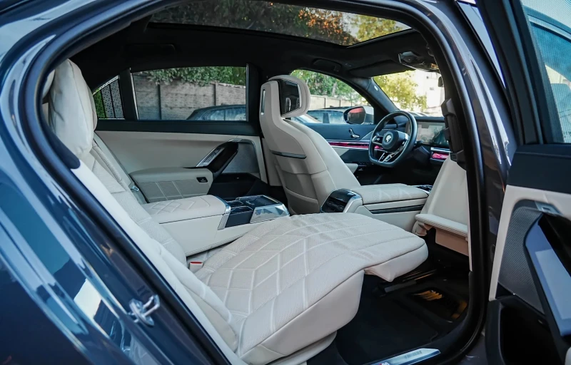 BMW 740 M-Sport xDrive MhEV, Massage, B/W, снимка 7 - Автомобили и джипове - 52194400