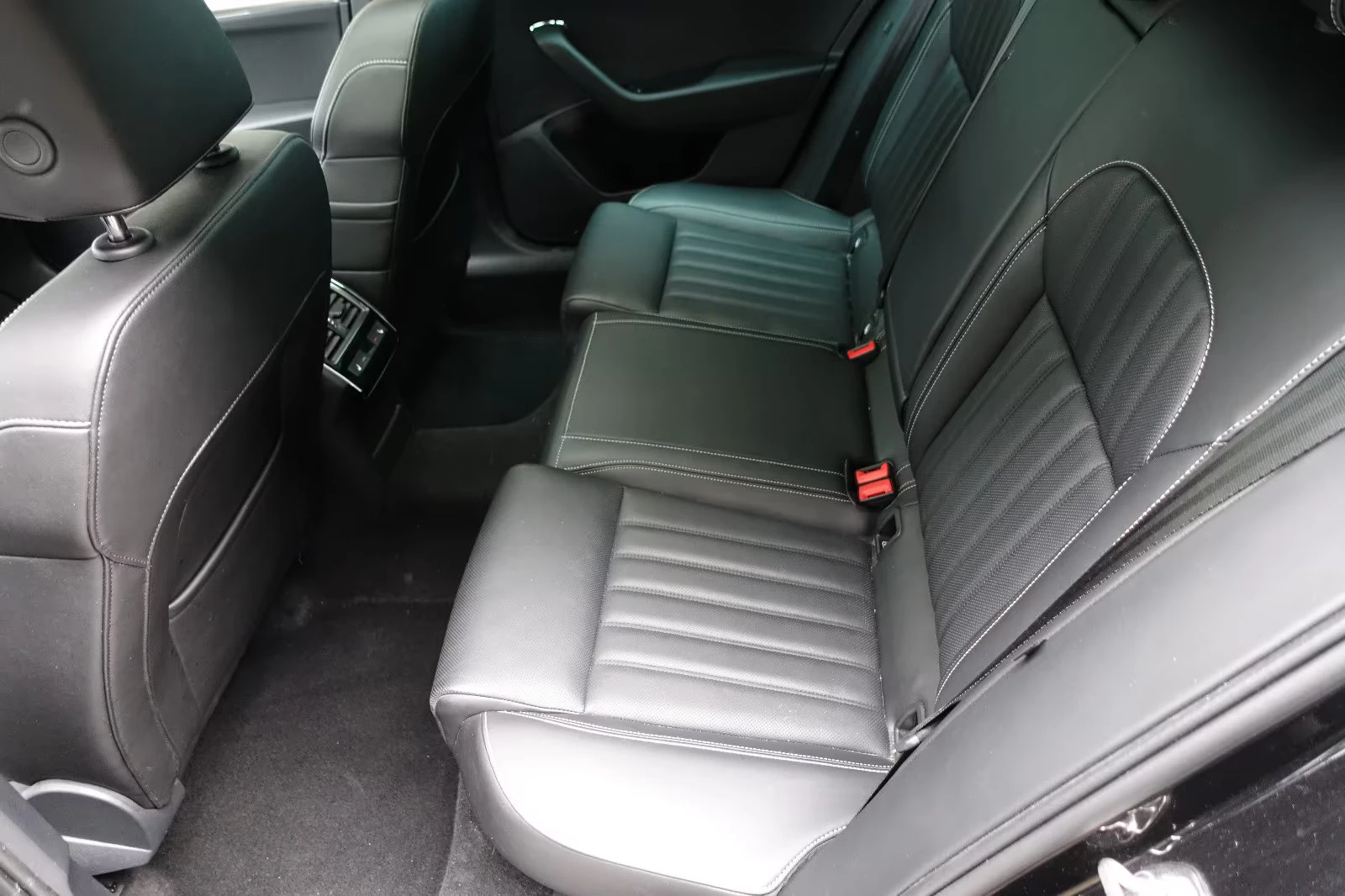 Skoda Superb 2.0TDI/200HP/L&K/4X4/MASSAGE/PANO/MEMO/CAM/193q, снимка 12 - Автомобили и джипове - 54269851