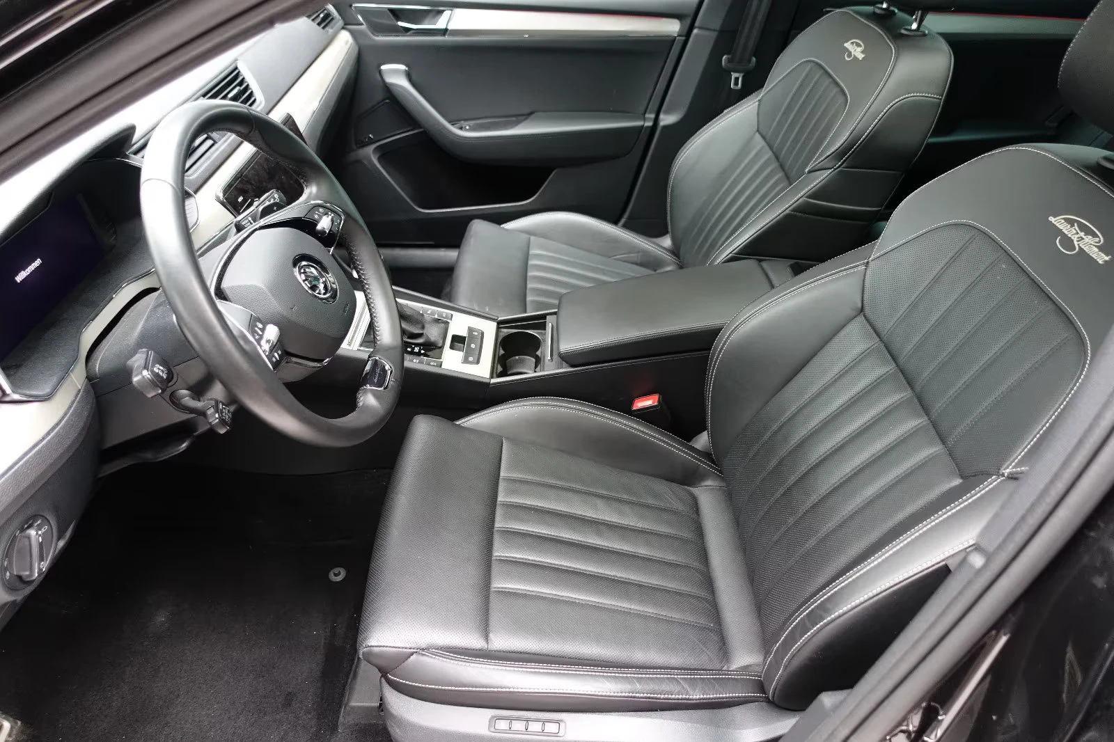 Skoda Superb 2.0TDI/200HP/L&K/4X4/MASSAGE/PANO/MEMO/CAM/193q, снимка 6 - Автомобили и джипове - 54269851