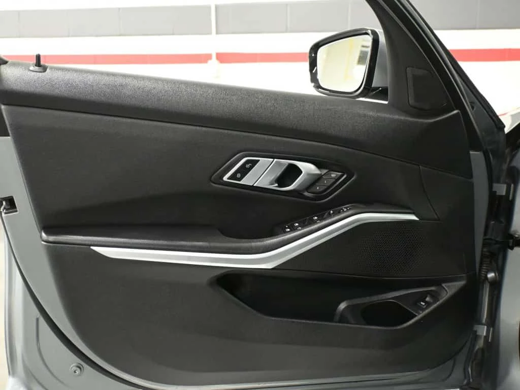 BMW 330 * 330i xDrive No Accident Navigation Sunroof Remot, снимка 15 - Автомобили и джипове - 55152543