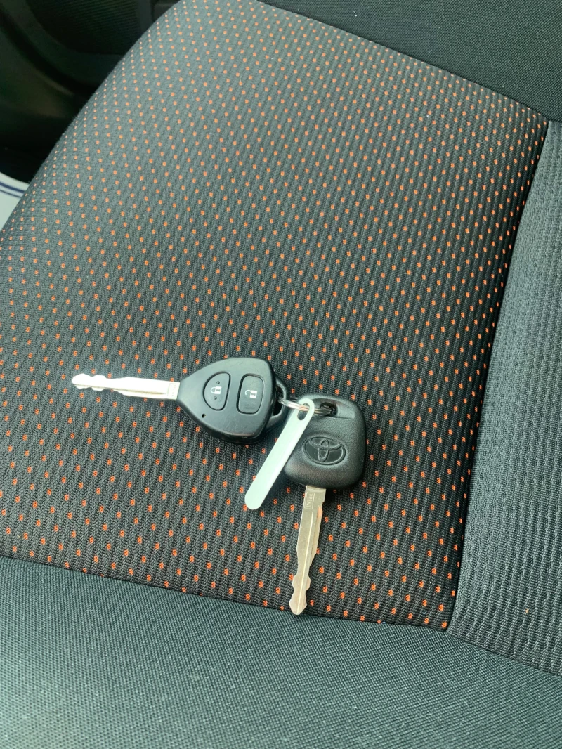 Toyota Auris 2.0 D4D 126кс, снимка 16 - Автомобили и джипове - 52502295