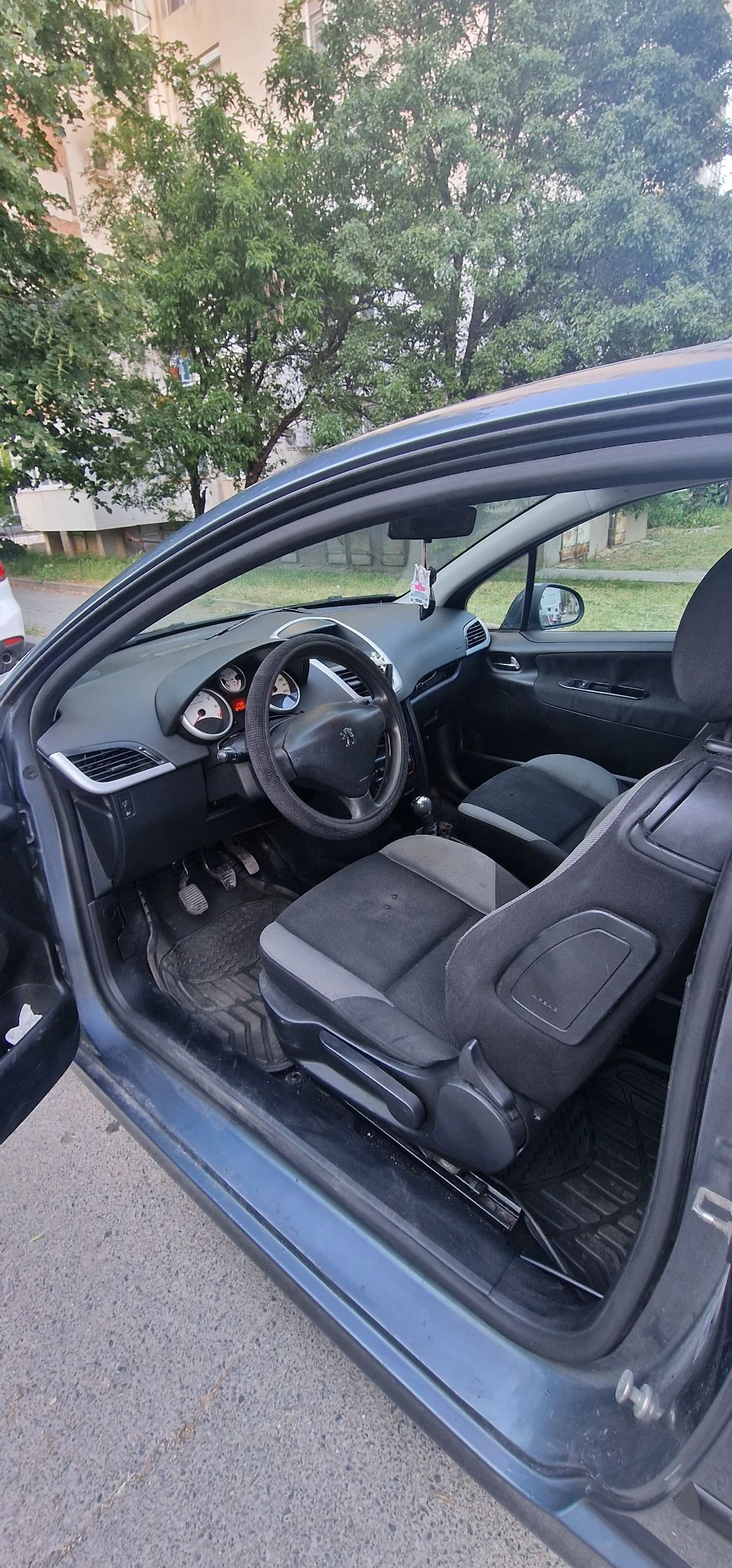 Peugeot 207 1.4 75ps, снимка 10 - Автомобили и джипове - 54703635