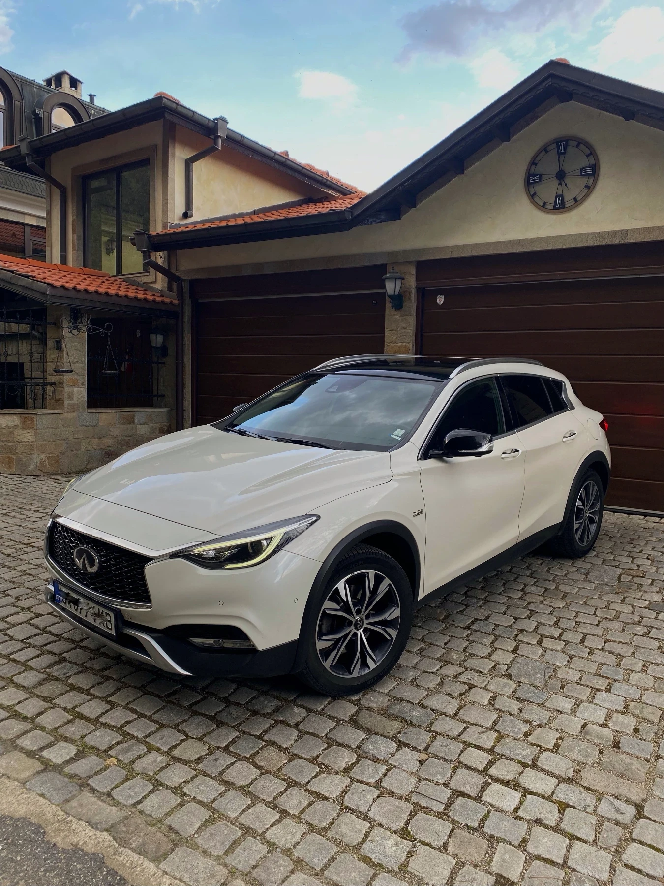 Infiniti QX30 2.2D, 4x4 AWD, БЯЛА ПЕРЛА, Напълно обслужен - изображение 2