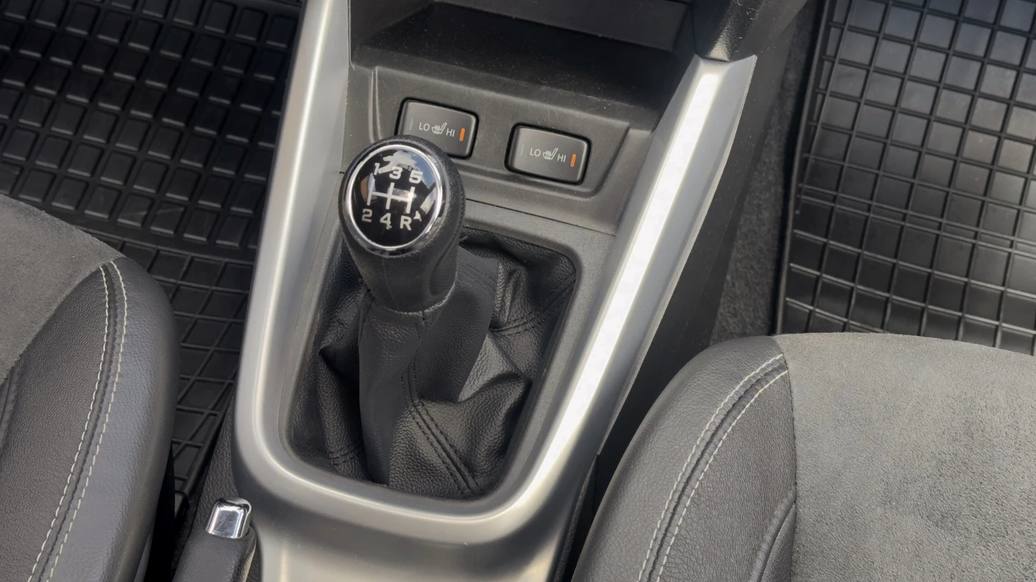 Suzuki Vitara 1.6i 4x4 Distronic Кожа Подгрев Панорама Камера, снимка 13 - Автомобили и джипове - 54574115