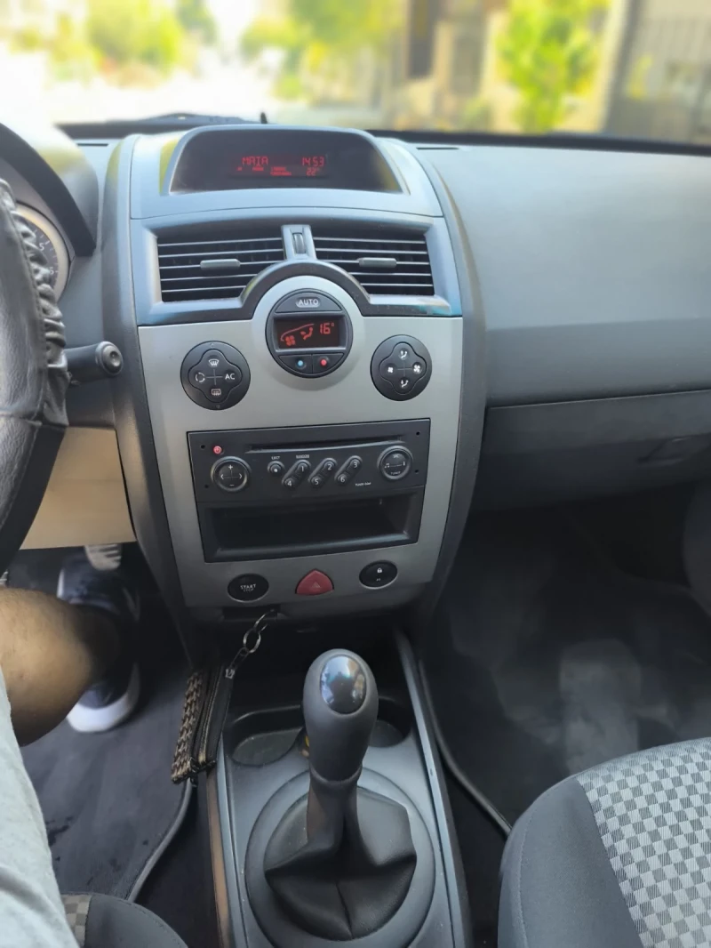 Renault Megane 1.6, снимка 9 - Автомобили и джипове - 53365931