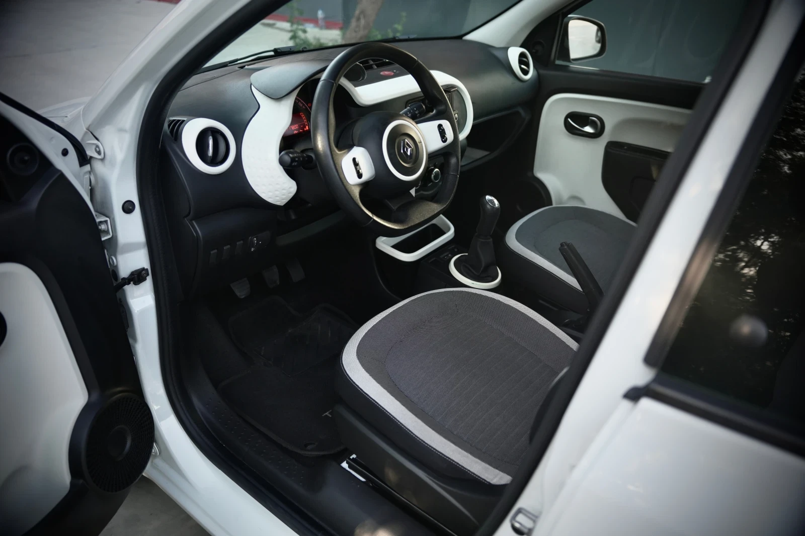 Renault Twingo 1.0, снимка 9 - Автомобили и джипове - 54936127
