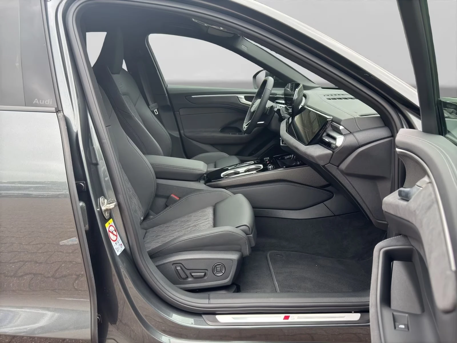 Audi A6 E-HYBRID/ S-LINE/ MMI DISPLAY/ MATRIX/ 360/ CARBON, снимка 13 - Автомобили и джипове - 55274928