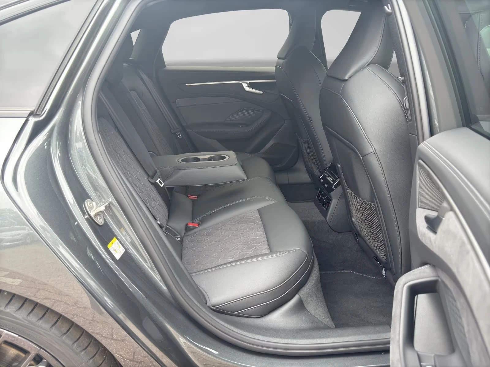 Audi A6 E-HYBRID/ S-LINE/ MMI DISPLAY/ MATRIX/ 360/ CARBON, снимка 14 - Автомобили и джипове - 55274928