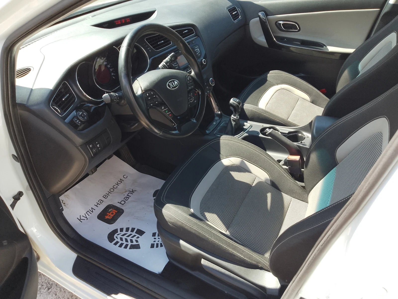Kia Ceed 1.6 CRDI, снимка 9 - Автомобили и джипове - 56099716