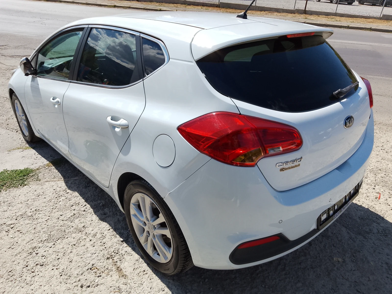 Kia Ceed 1.6 CRDI, снимка 7 - Автомобили и джипове - 56099716