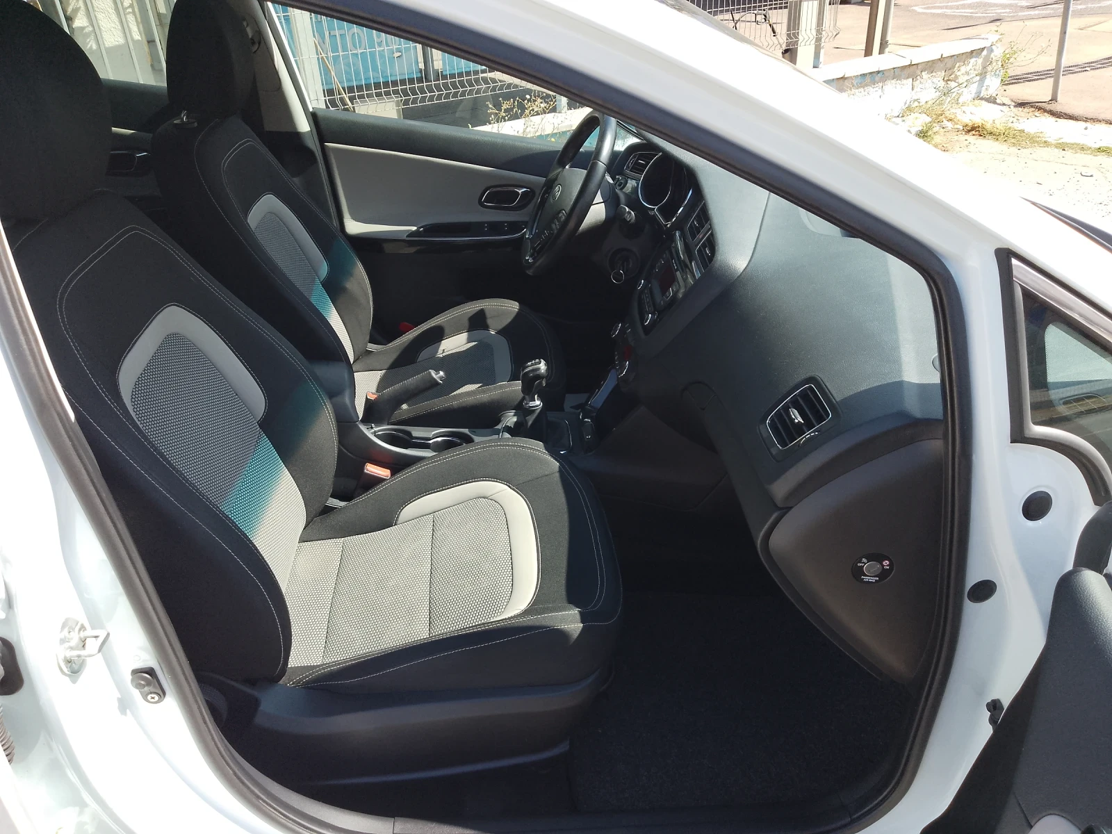 Kia Ceed 1.6 CRDI, снимка 10 - Автомобили и джипове - 56099716