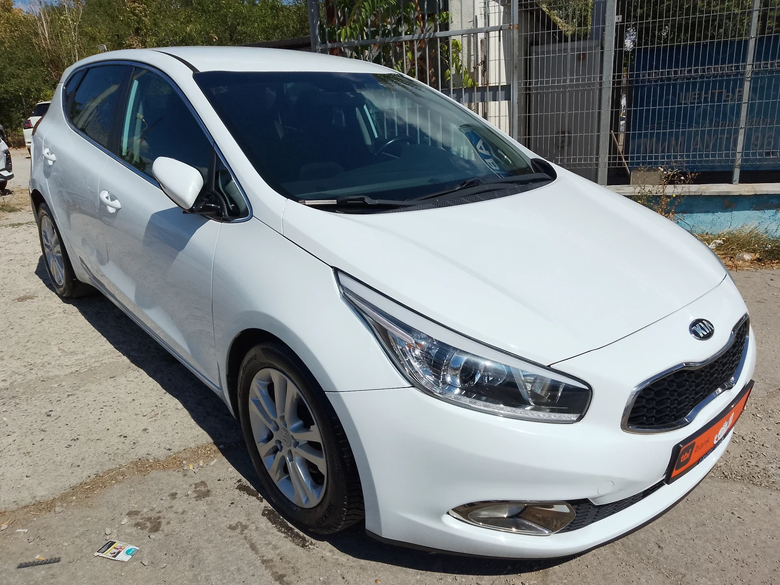 Kia Ceed 1.6 CRDI, снимка 3 - Автомобили и джипове - 56099716